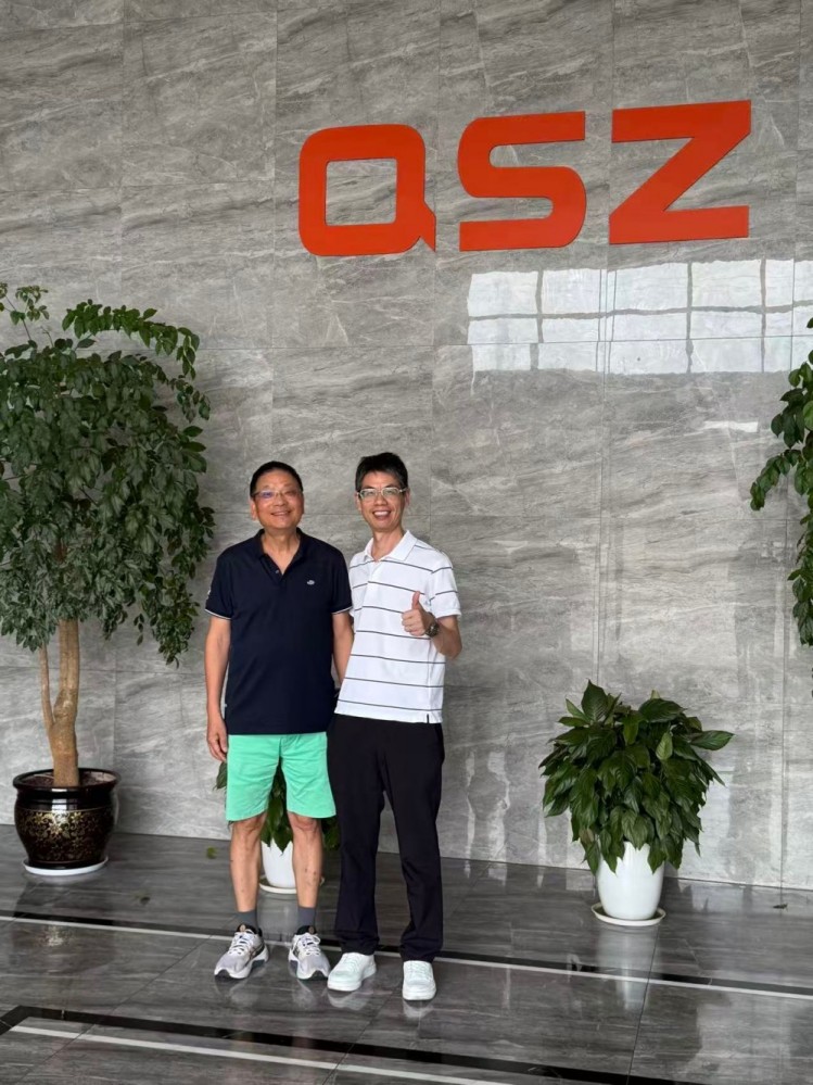 QSZ Boss en shorts
